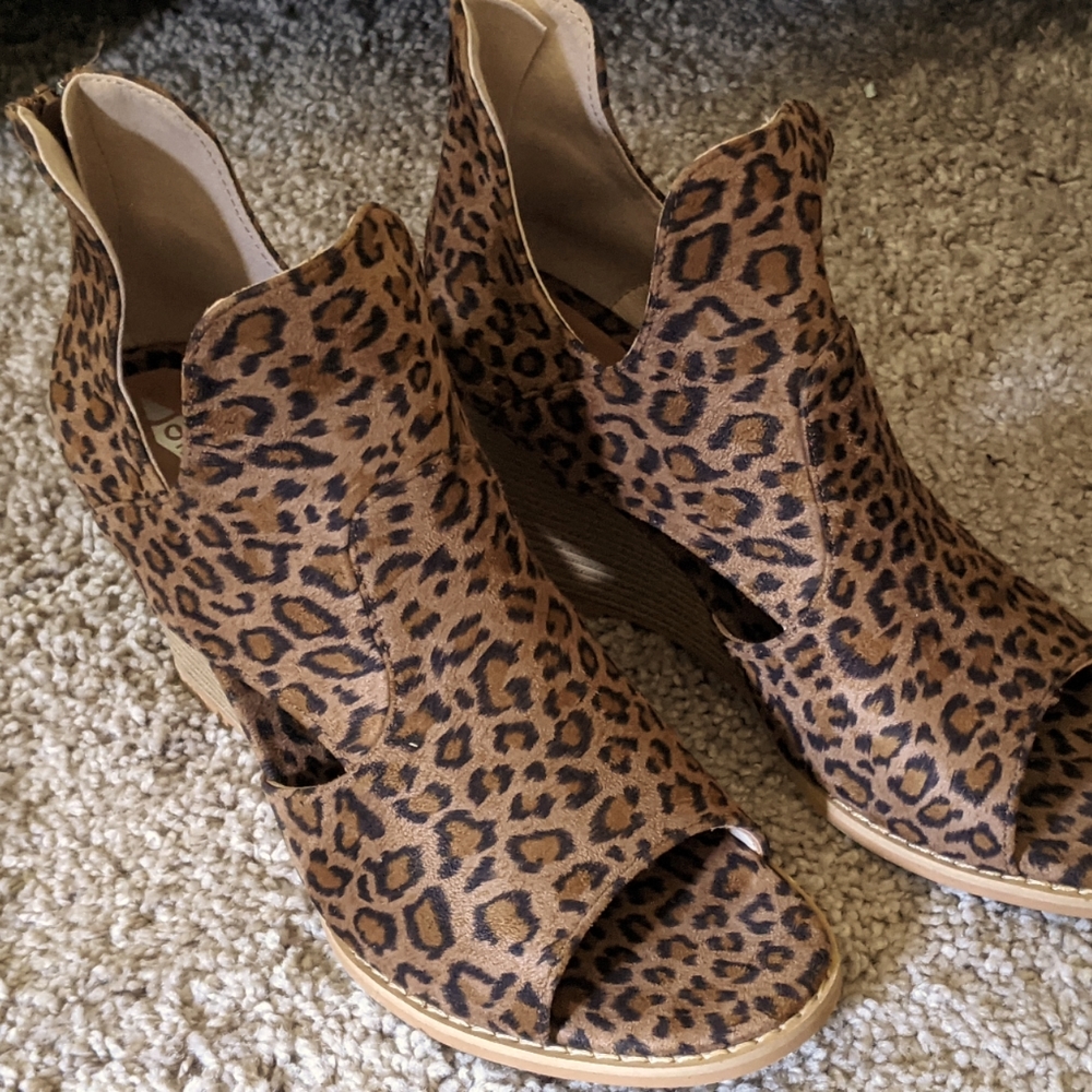 Faux Leopard Suede Wedge Sz. 8
